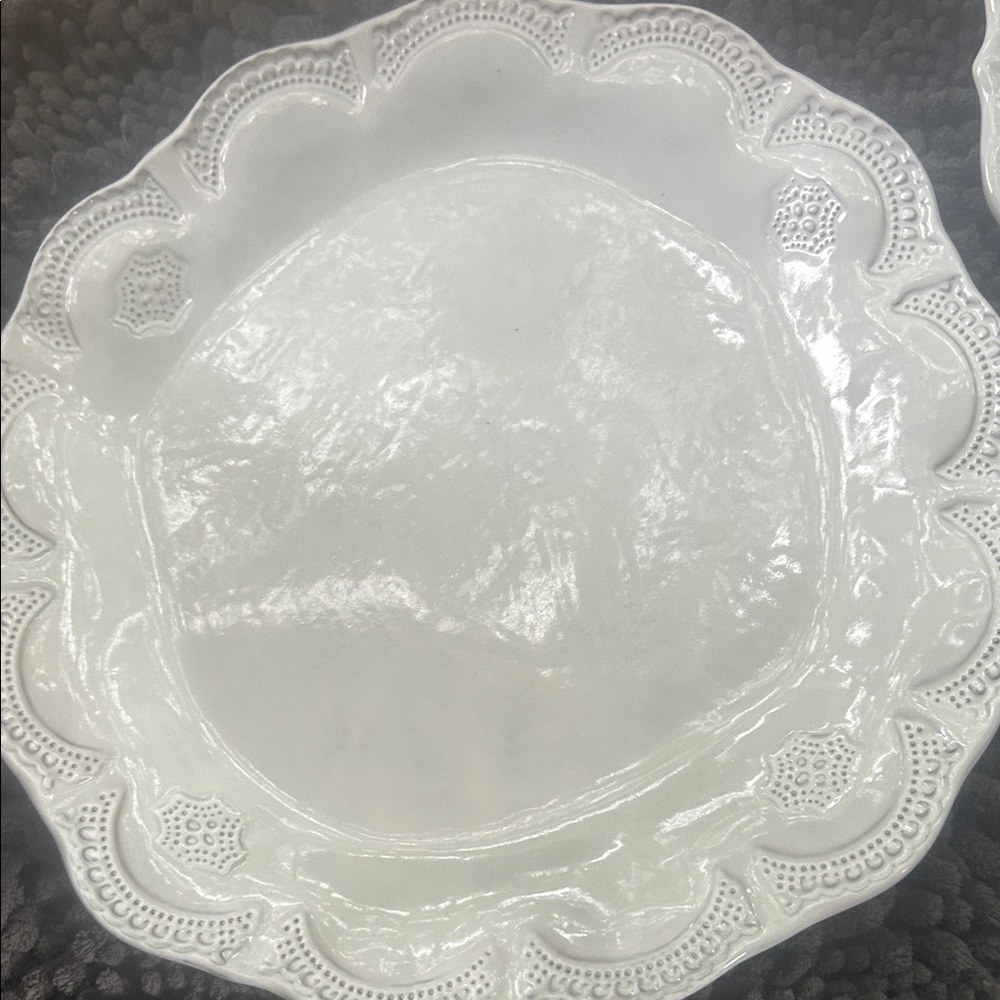 Vietri Incanto  White Decorative Scalloped dinner plate. Gorgeous. Nwts